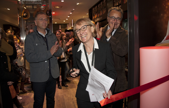 14. Le traditionnel « couper de ruban » pour inaugurer la boutique