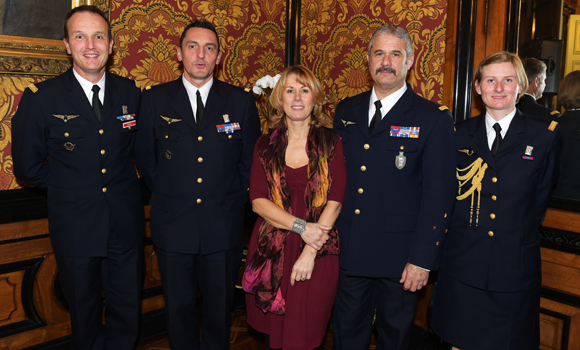 35. Le général Jean-Jacques Borel, commandant la défense aérienne, son épouse Cécile et ses collaborateurs