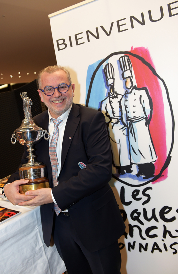 47. Joseph Viola et son Trophée du Chef de l’année