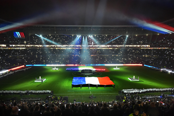 56. Le spectacle commence avec la Marseillaise