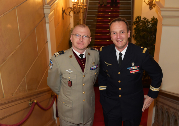 9. Le médecin en chef Benoît et le lieutenant-colonel Julien