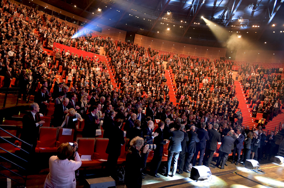 13. Standing ovation pour les forces de l’ordre