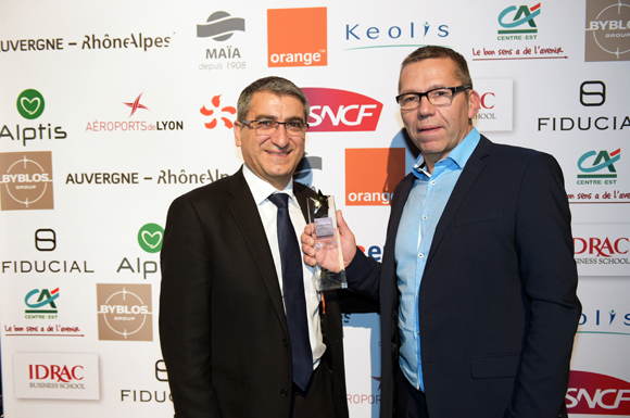 26. Trophée de l’environnement remis à Didier Allouis (Allouis-Face Intec) par Christian Missirian, directeur EDF Commerce Auvergne Rhône-Alpes