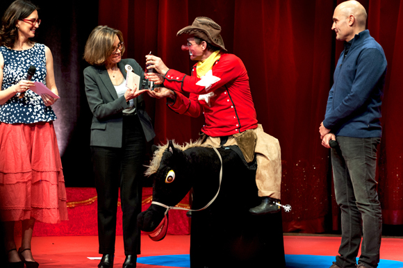 27. Un cavalier du cirque Medrano apporte le trophée made in Rhône-Alpes Auvergne