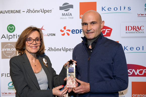 28. Trophée Made in Rhône-Alpes Auvergne remis à Christophe Fargier (Ninkasi) par Laurence Eymieu, directrice régionale de la SNCF