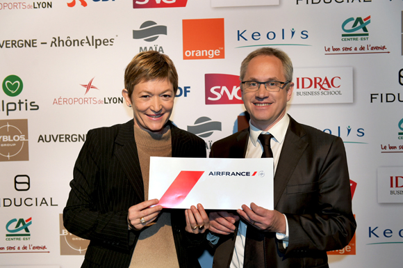 31. Tirage au sort avec Sylvie Caudrillier (Air France). Christophe Palfi (Gismartware) remporte un vol long-courrier pour deux personnes