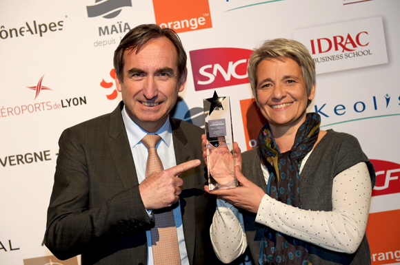 36. Trophée de la femme chef d’entreprise de l’année remis à Marie-Pierre Dumaine (Valtex Group) par Bernard Buisson (CA Centre-Est)