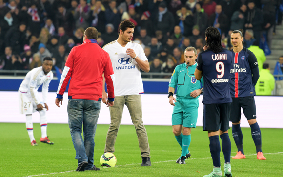 41. Le coup d’envoi du match par Florent Manaudou