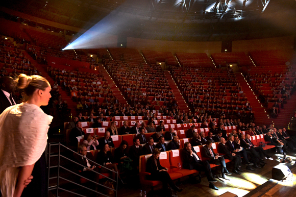 5. Beaucoup de monde à la table ronde