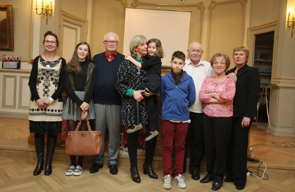 21. Sophie Moreau entourée des membres de sa famille