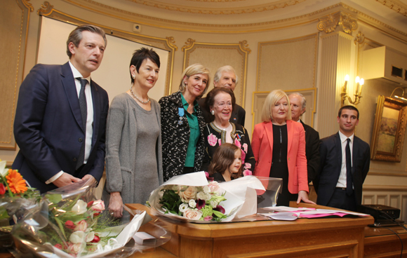 28. Photo de famille avec les élus et le président de la Ligue contre le cancer 69 