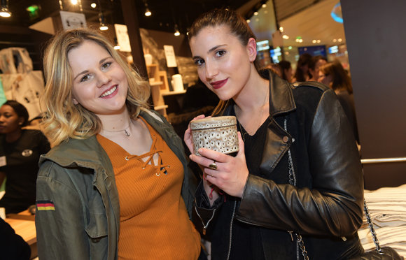 30. Les bloggeuses Laurine Perry (The Girl Next Blog) et Calie Mailhol (Calie-M.com)