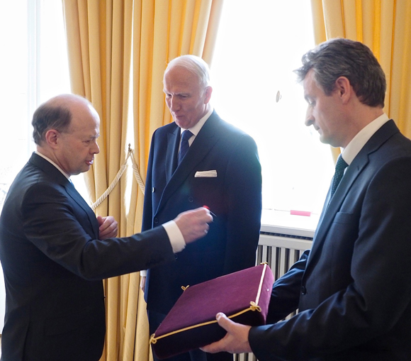 2. Le moment de la remise de la médaille de chevalier dans l’ordre national de la Légion d’Honneur à la résidence de l’Ambassade de France à Stockholm