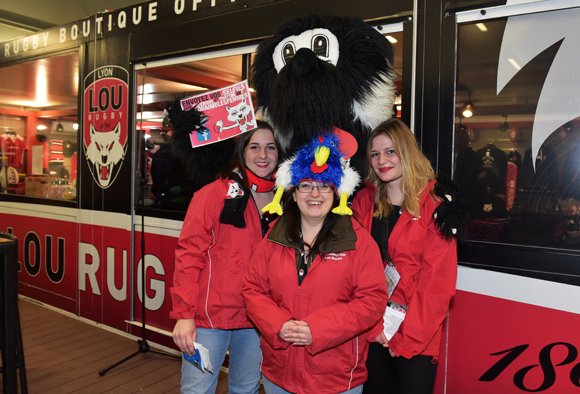 32. Marion Meynet, Amandine Douce, Filou la Mascotte et Julie Zachcial (LOU Rugby)