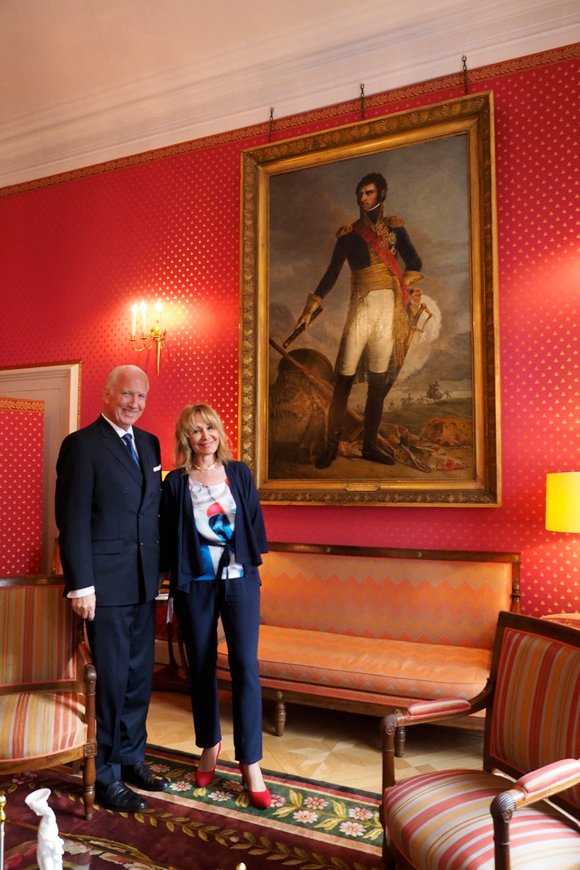 3. Björn Blomberg et sa conjointe Françoise Petit devant le tableau de Jean-Baptiste Bernadotte