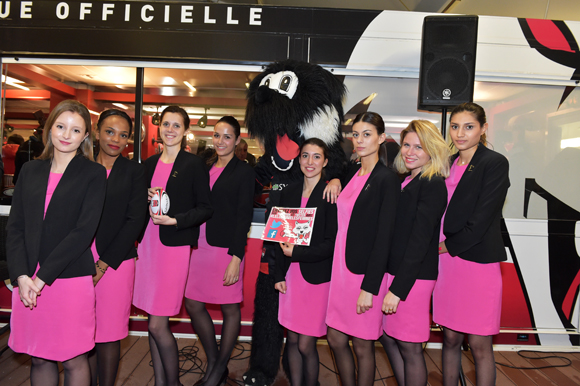 34. Filou la Mascotte et les hôtesses de l’agence Profil
