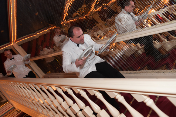 93. Cavalcade dans les escaliers
