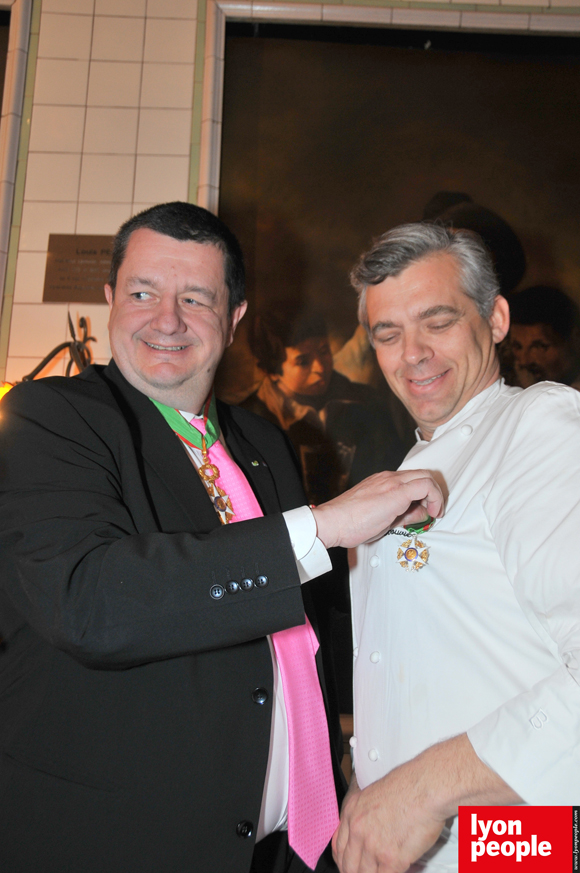 18. Christophe Marguin lui agrafe la médaille du Mérite agricole