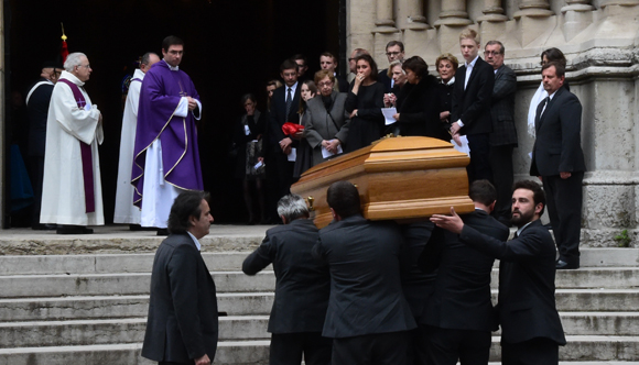 1. La famille soudée autour de Myriam accueille Guy Malher sur le parvis de la Rédemption