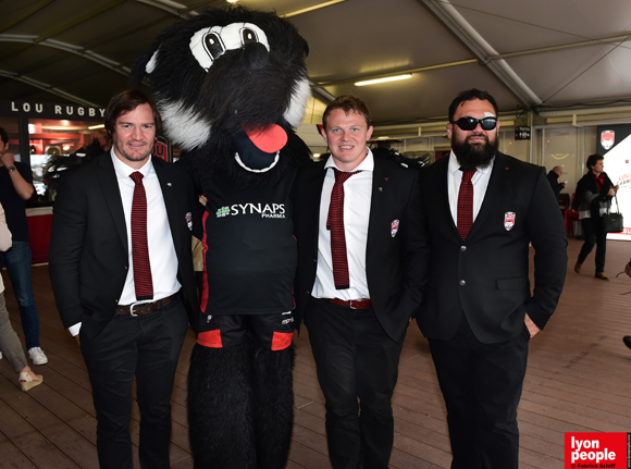 35. La mascotte Filou, les joueurs Jacques-Louis Potgieter, Deon Fourie et Hoani Tui