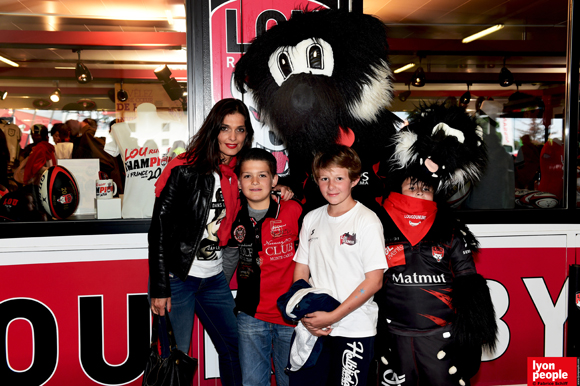 37. La photographe Barbara Touraine, son fils Hippolyte Fontaine, Dorian Favre (US Mézieux Rugby) et la mascotte Filou 