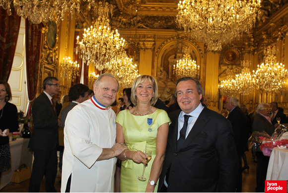 41. Marie-Odile Fondeur entourée du chef Joël Robuchon et Olivier Ginon (GL Events)