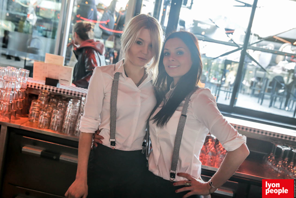 51.Les barmaids de choc, Yulia et Stéphanie