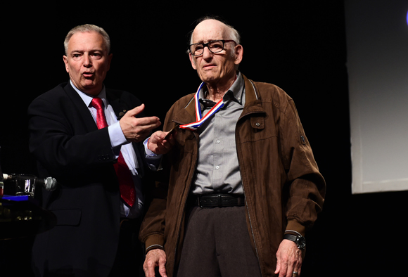 14. Mario reçoit la médaille de la ville pour ses 65 ans de reportages photos