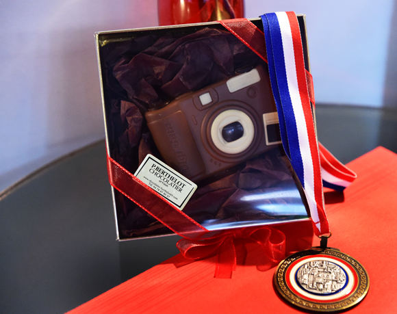 2. L’appareil de Mario et sa médaille en chocolat