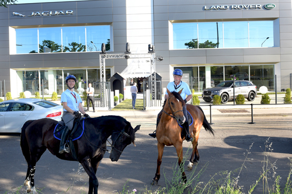 2. Garde montée devant le site de Jaguar Vénissieux