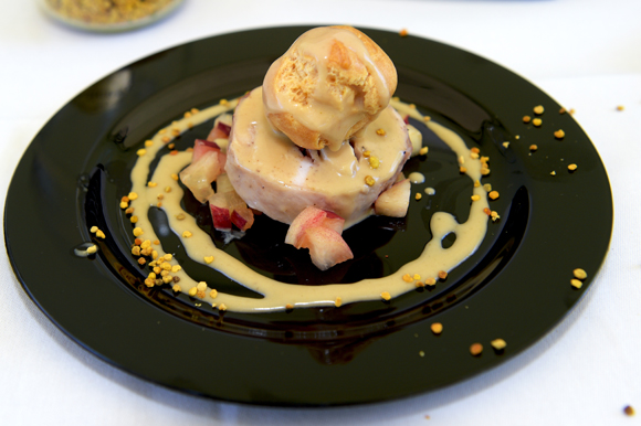 16b. Son plat : Râble de lapin fermier cuit doucement au vin jaune, « Green chou » de pêche blanche à la verveine