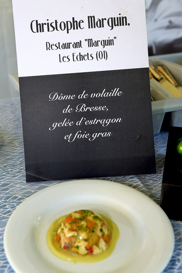 18b. Son plat : Dôme de volaille de Bresse, gelée d’estragon et foie gras