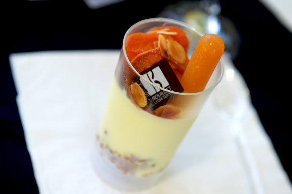 22b. Son dessert : Mousse chocolat blanc, huile d’olive, croustillant fruit sec abricot rôti