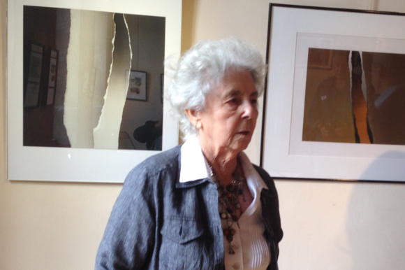 3. Madame Henri Mouvant devant les œuvres de son mari