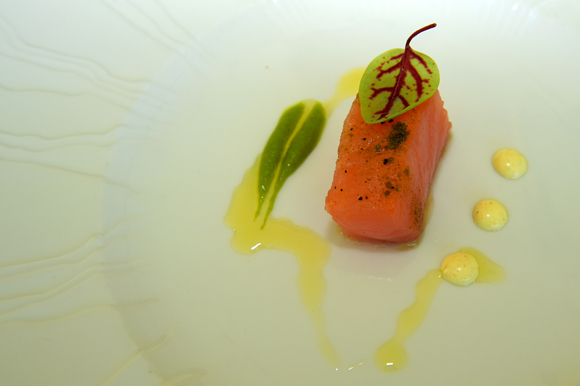 6b. Son plat : Cube de Saumon mi-cuit fumé, crème froide de petits pois, mousseline de curry