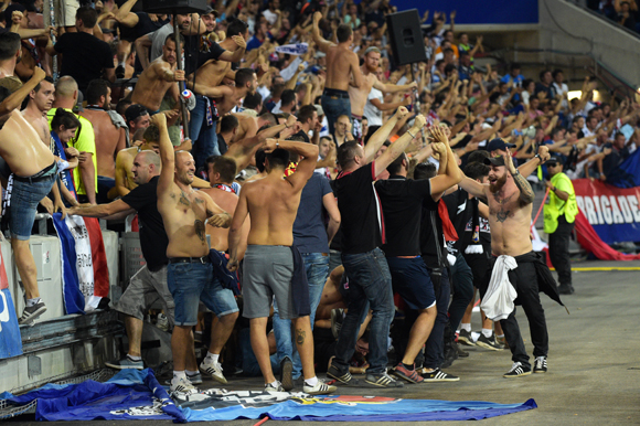 35. La joie des supporters après le premier but de Tolisso 