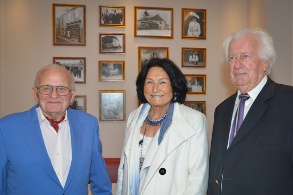 13. Marcel Jullien (le père de Pierre, en photo également sur le mur en haut) avec Gilbert Cottaz et son épouse Christiane (sœur de Marcel)