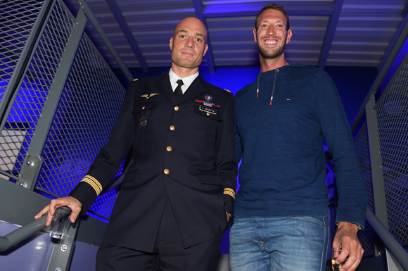 14. Le colonel Arnaud Brunetta et Alain Bernard, champion du monde de Natation