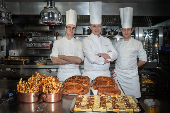 2. Le chef Mathieu Jullien entouré de Paul Babouin et Simon Rodriguez