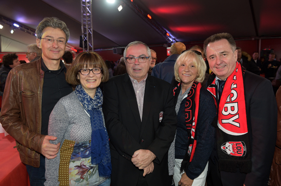 43. Le professeur Philippe Chevalier et son épouse Valérie (Sanofi Pasteur), Patrick Celma (LOU Rugby), la photographe Evelyne Dufond et le général Christian Peraldi