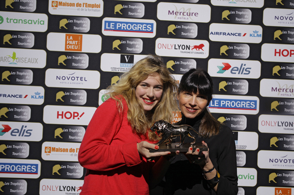 24. Trophée Destination d’Excellence (Shopping)  Kiosque In Lyon Céline (Kiosque In Lyon) récompensée par Nathalie Michaud-Albregue (CC Part-Dieu) 