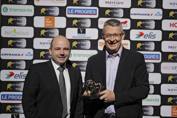 28. Trophée Destination d’Excellence (Auvergne -Rhône-Alpes)  Cité du Chocolat Franck Vidal, directeur de la Cité du Chocolat récompensé par Emmanuel Visentin, directeur du Parc des Oiseaux  