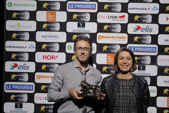 30. Trophée Coup de Cœur du Jury Mini World Lyon Richard Richarté, PDG de Mini World Lyon récompensé par Karine Benzazon, directrice générale de Vatel 