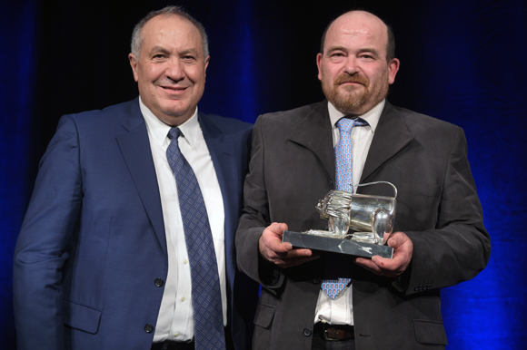 7. Toque Blanche de l’année Eric Lambolez, chez Jean Brouilly (Tarare) récompensé par José Sanchez (FCH) 