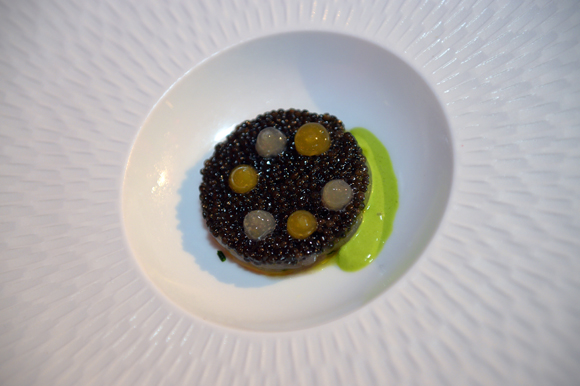 78. Mise en bouche de Jean-Paul Pignol : caviar Siberian Royal, sur un tartare de sandre, gelée aux agrumes 