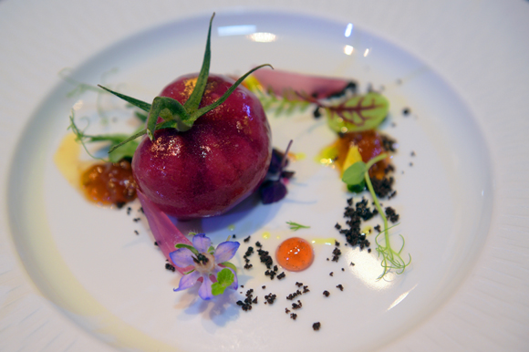 79. L’entrée de Jean-Alexandre Ouaratta : Foie gras de canard frais, tomates et fruits rouges texturés, terre de cacao