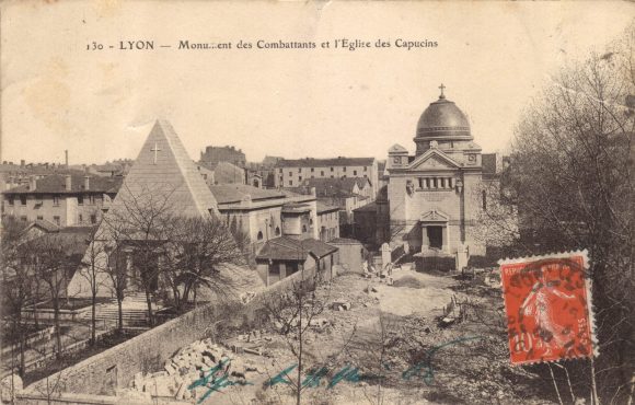 Les chapelles des martyrs de la Révolution, rue de Créqui. La petite pyramide a été remontée à l'identique au cimetière de Loyasse