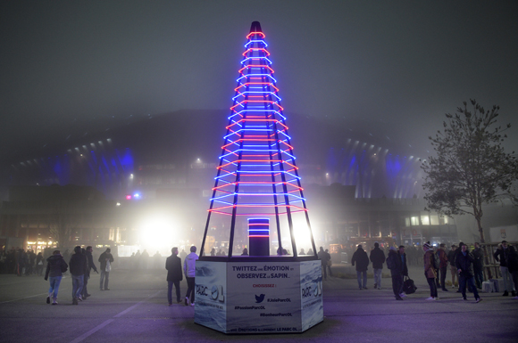 1. Le sapin de Noël psychédélique et la patinoire du parc OL