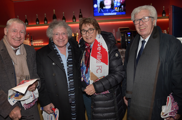 17. Denis de Bénazé, président de Supdemod, Roland Tchenio, la championne du monde de ski Marielle Goitschel et Maitre André Soulier