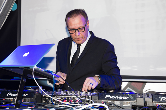 30. Philippe Jacquet aux platines